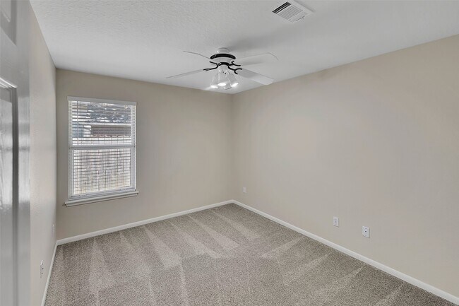 Building Photo - 3030 Hemingway Dr