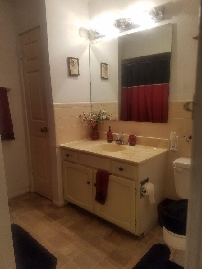 Building Photo - 302 Salem St