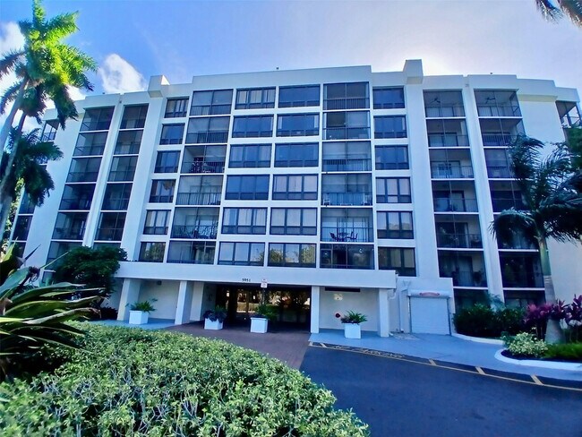 Building Photo - 5951 Wellesley Park Dr