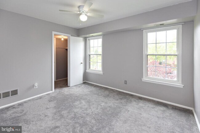 Building Photo - 10 Sumac Ct