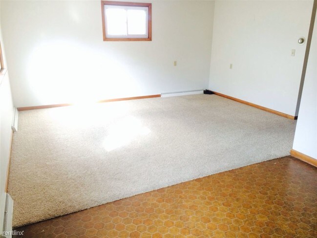 Building Photo - 2 br, 1 bath 4plex - 850 Houseman Upper