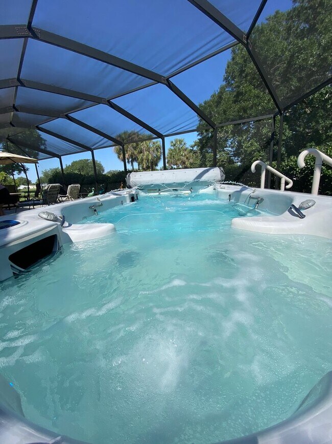 Building Photo - Spectacular Fully Furnished SEASONAL Home with Golf Course views and pool*