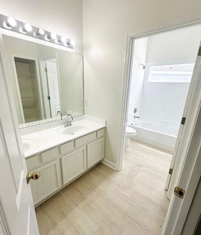 Building Photo - Your Dream Home Awaits! 5 bedroom 3 bath Single Family HOME!!