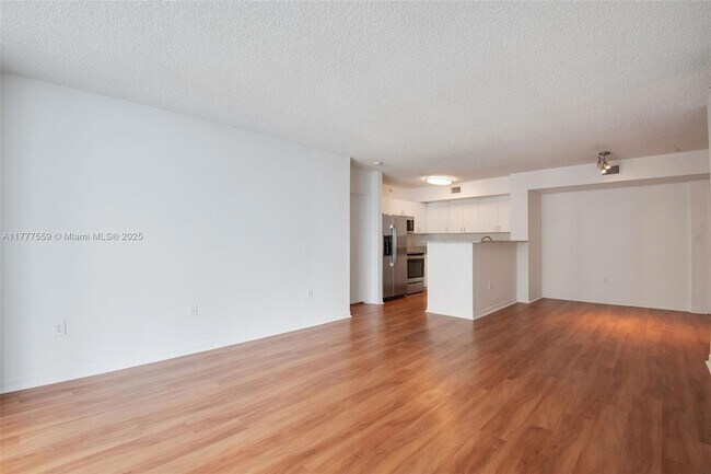 Building Photo - 1111 Brickell Bay Dr