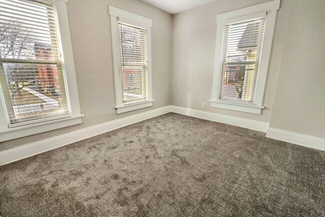 Building Photo - 916-918-918 Harrison Ave