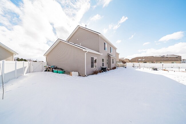 Building Photo - Beautiful 4 bed 2.5 bath home in the desirable Summerfield Subdivision