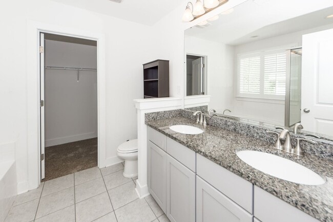 Building Photo - 4 Bedroom 3.5 Bath House in Lawton Park - ...