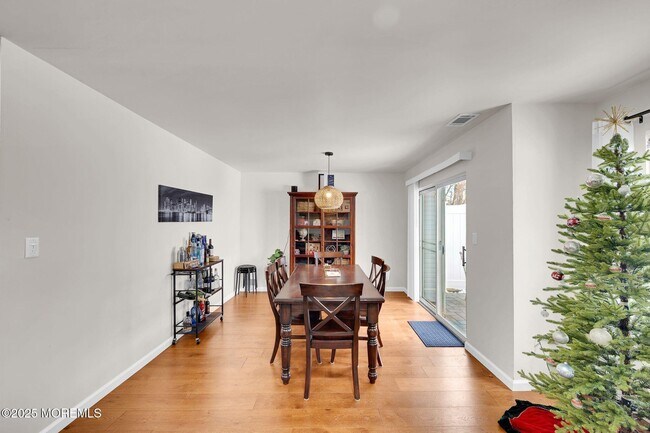 Building Photo - 33 S Pointe Cir