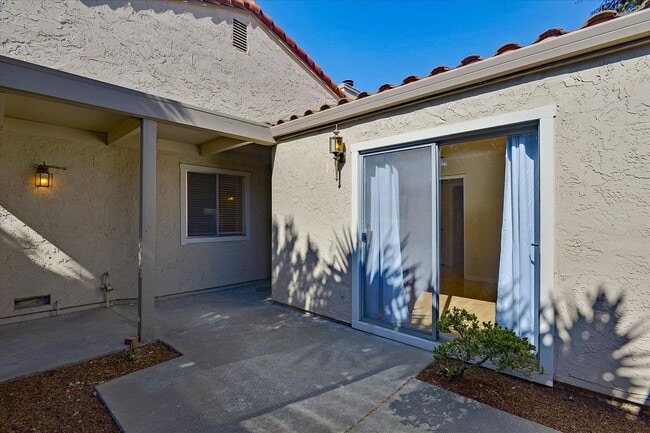 Building Photo - Great Home in Secure Complex