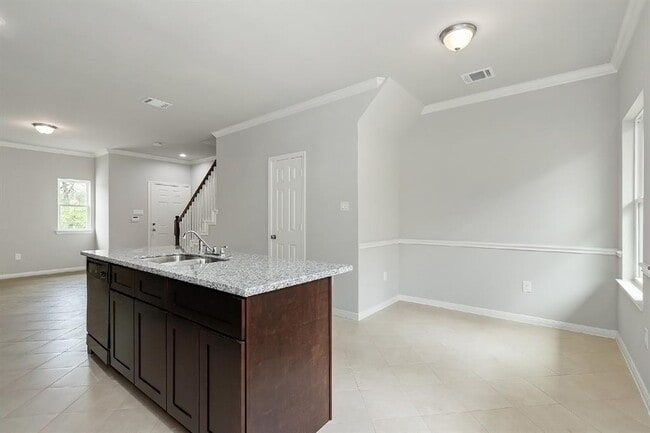 Building Photo - 1043 Marcolin St