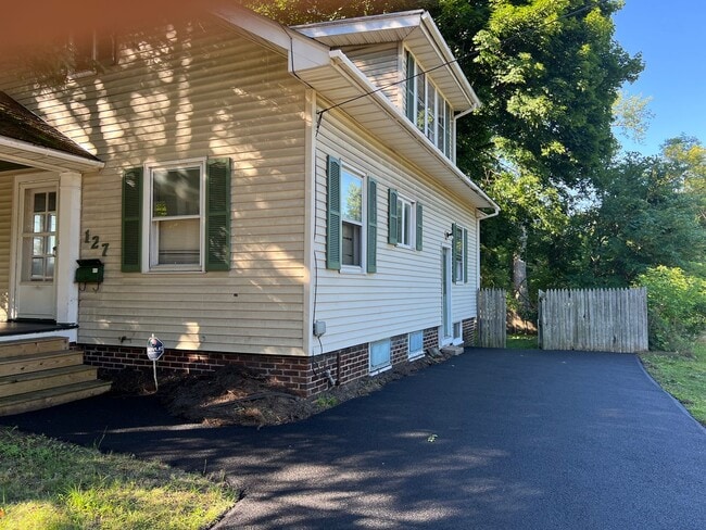 Building Photo - BEAUTIFUL SINGLE FAMILY MOVE-IN READY!!!