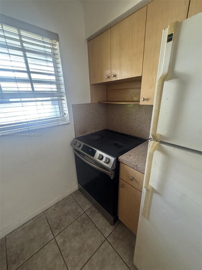 Building Photo - 923 SE 2nd Ave