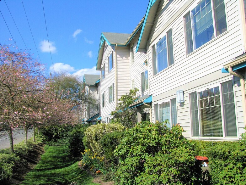 Building Photo - Lake Burien View