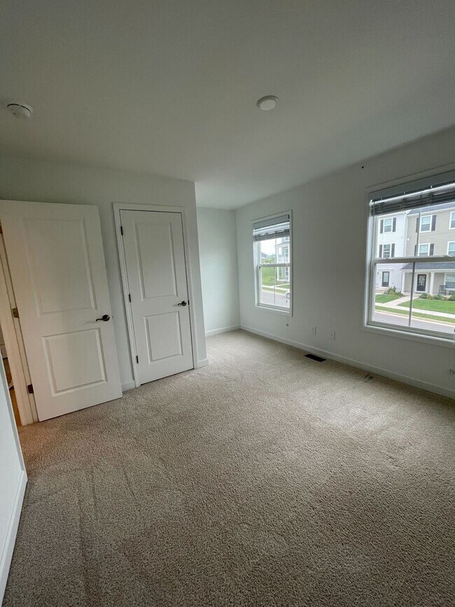 Building Photo - Spacious Home in Westhill Community