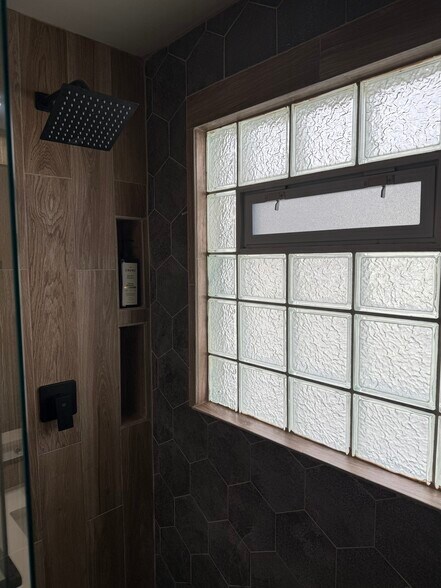 Shower - 4330 N 91st St