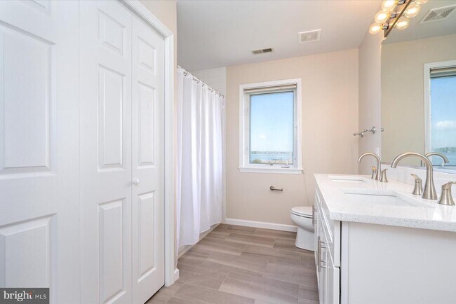 Building Photo - 1100 Paca Dr