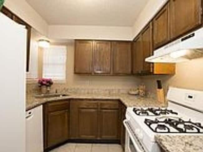 Building Photo - 2432 E 55th Pl