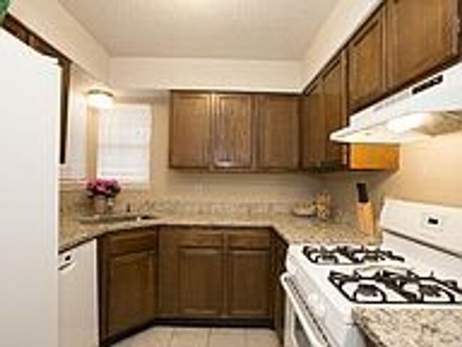 Building Photo - NO PETS ALLOWED: Wonderful 2 bedroom, 2 ba...
