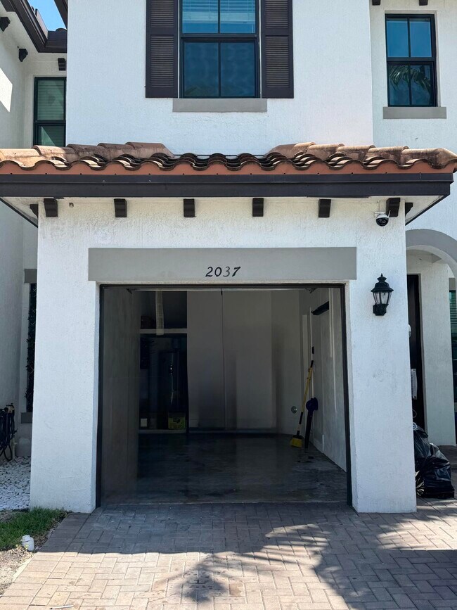 Building Photo - 2037 Oysterwood Ln