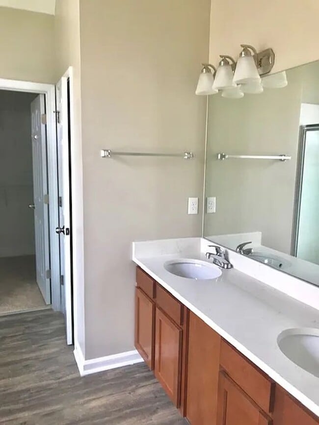 Building Photo - MUST SEE this Gorgeous 5 Beds 3 Bath home ...