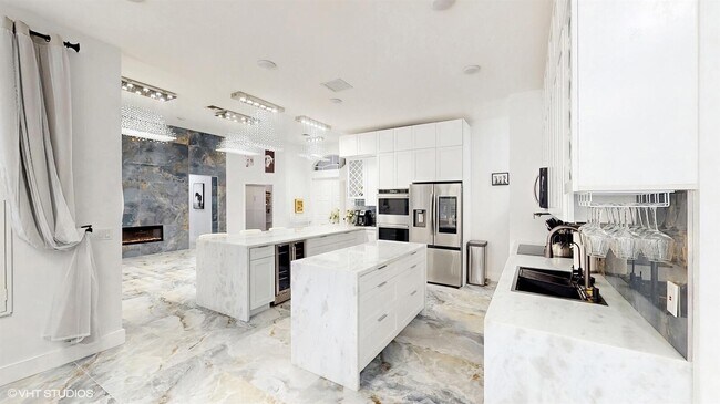 Building Photo - 15700 Carrera Ln