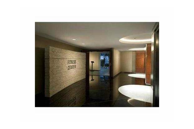 Building Photo - 17001 Collins Ave