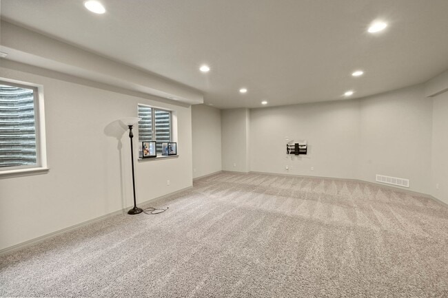Building Photo - BEAUTIFUL 4BD + OFFICE MAIN-LEVEL LIVING H...