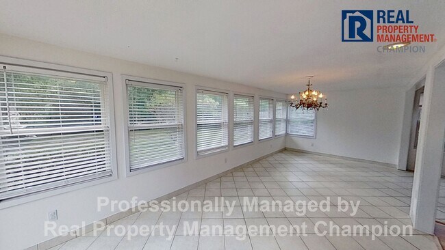 Building Photo - Spacious 3 BD/3 BA Home with Open Floorpla...