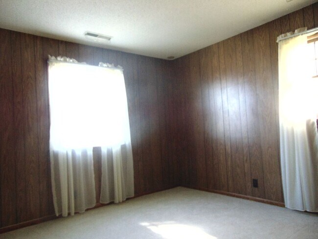 Building Photo - Fayette Family Farm House!