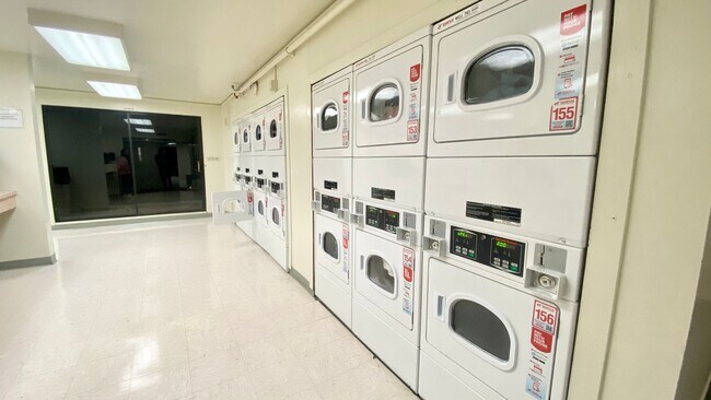 Building Photo - Top-floor with Storage Room & Huge Walk-In...
