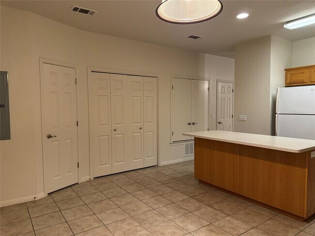 Building Photo - 9 Deerfield Dr