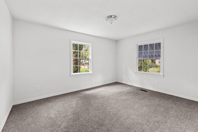 Building Photo - 832 Meadowbrook Dr