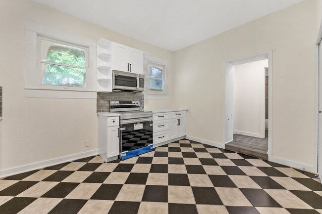 Building Photo - 610 W 35th St