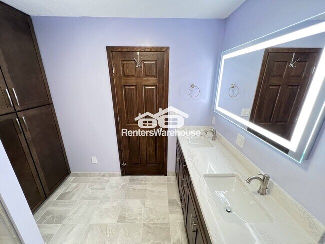 Building Photo - 2852 Kenwood Isles Dr