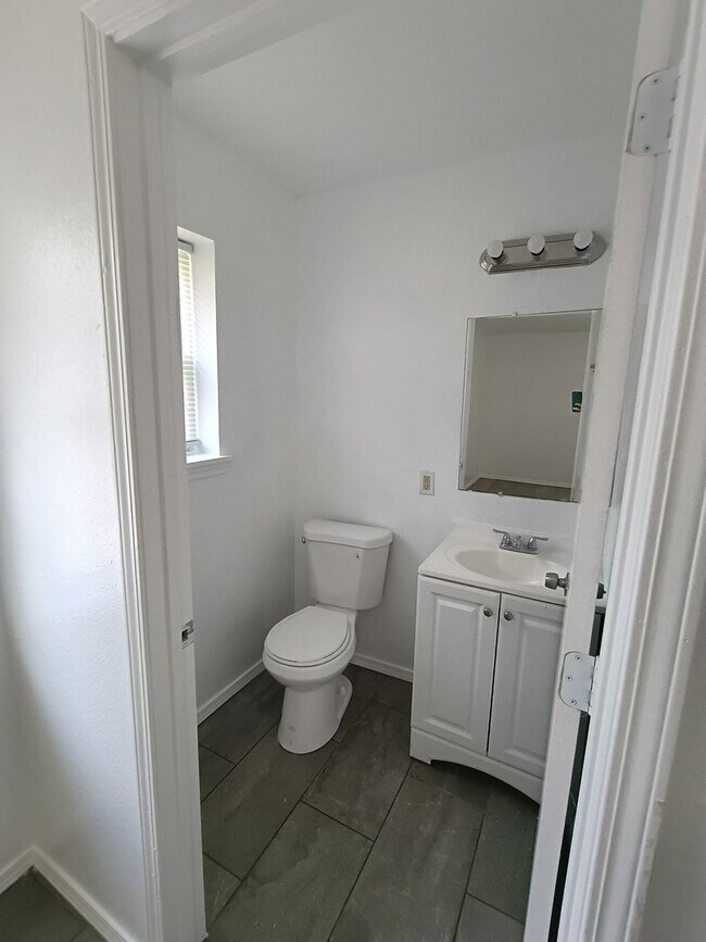 Building Photo - 3 Bedroom, 1.5 Bath Apartment for Rent – Waldron, AR