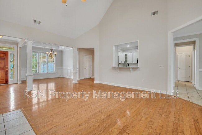 Building Photo - 5 Southernwood Pl