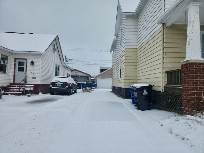 Building Photo - 1801 N Wisconsin St