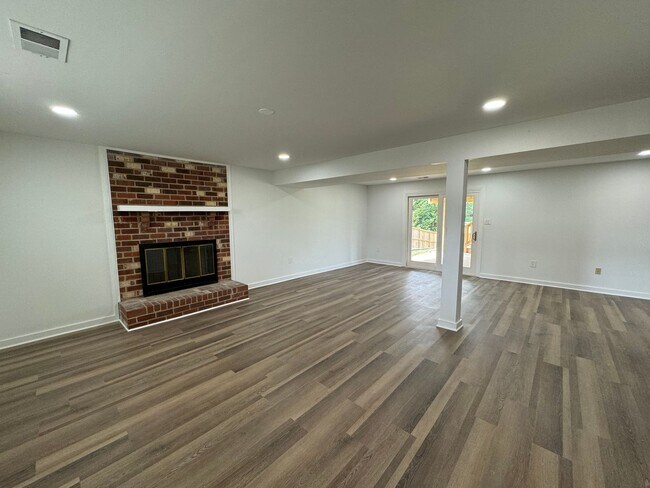 Building Photo - Spacious 5 Bed 3 Bath Home Walking Distanc...