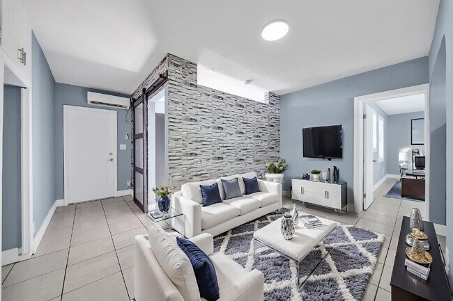 Building Photo - Spacious 2-Bedroom Apartment in Central Hollywood