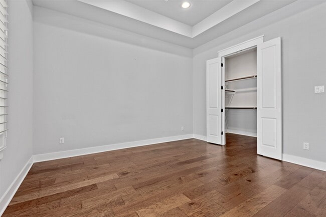 Building Photo - 909 Oak St