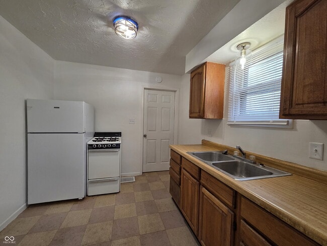 Building Photo - 702 W 23rd St