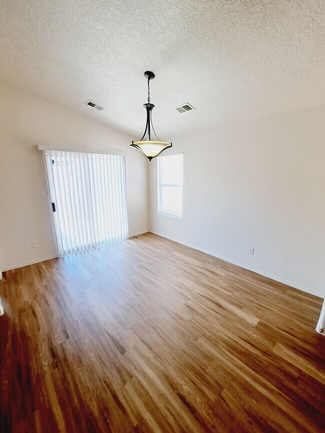 Building Photo - 3 bed 2 bath home in Huning Ranch