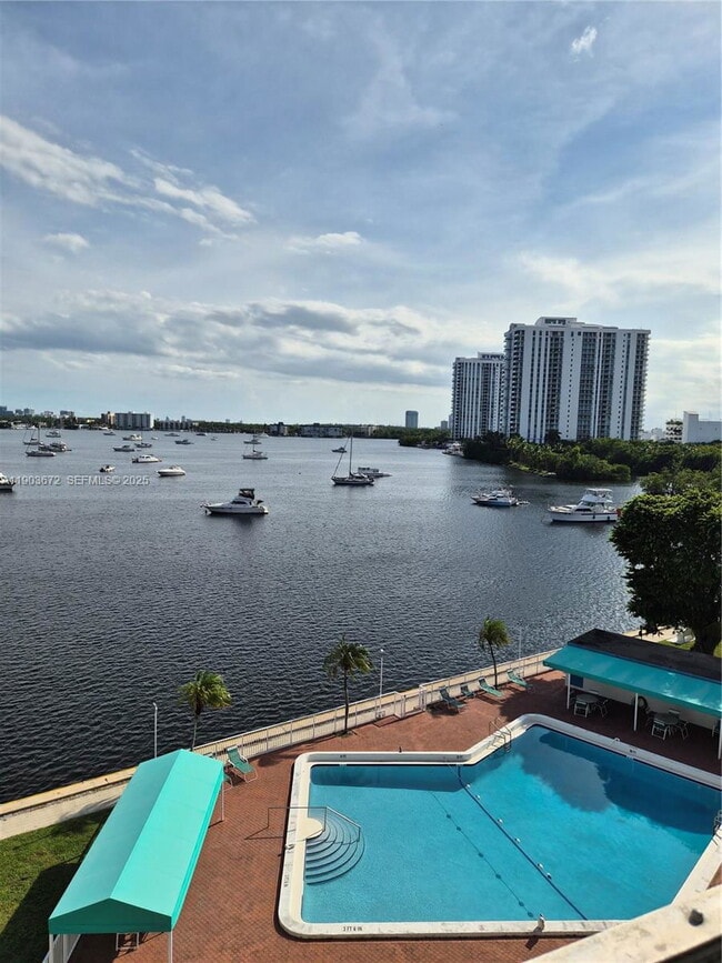 Building Photo - 2910 Point E Dr