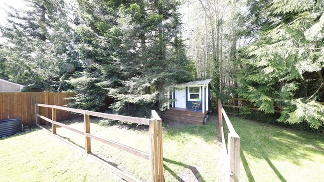 Building Photo - 3 Bed 3 Bath - Upgrades Throughout - Matur...