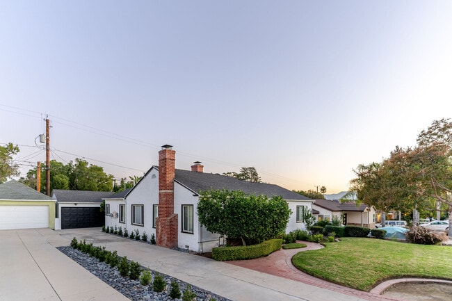 Building Photo - 640 E Valencia Ave