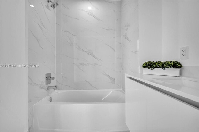 Building Photo - 700 NE 24th St