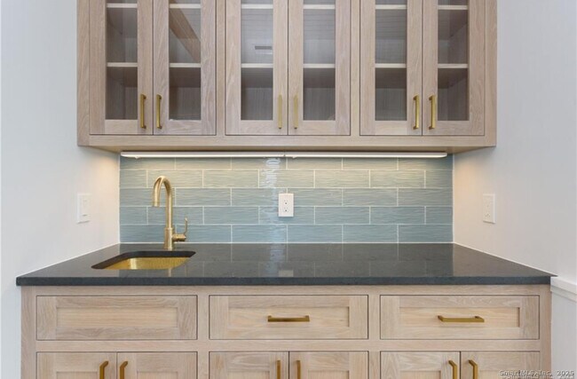 Building Photo - 124 Fox St