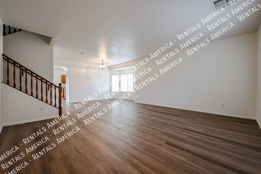 Building Photo - 935 E Blue Spruce Ln