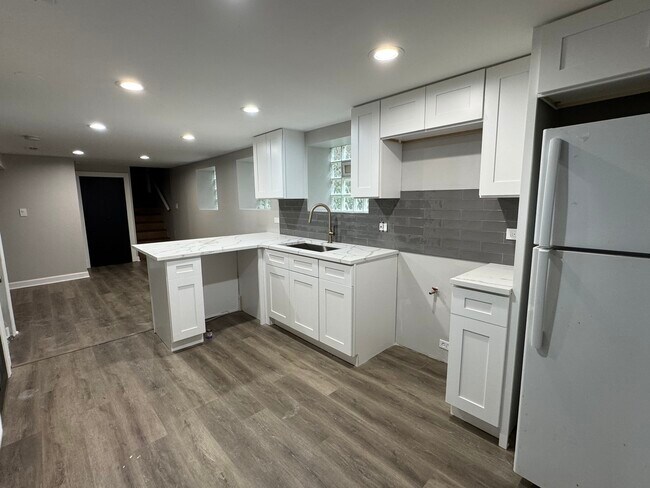 Building Photo - 2617 W Rascher Ave