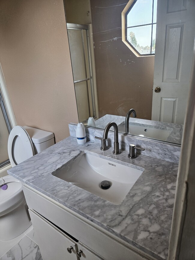 One of two full bathrooms - 401 Ravenwood Way